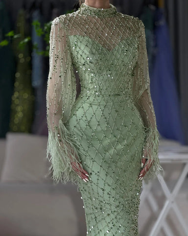 Robe de soirée luxueuse à manches longues et plumes vert sauge LA72394A