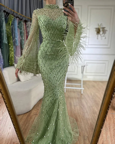 Robe de soirée luxueuse à manches longues et plumes vert sauge LA72394A