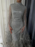 Vestido de noche largo hasta el tobillo con mangas de capa de sirena gris plata 2025, plumas y cuentas, ideal para ocasiones formales LA72747 