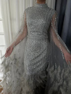 Vestido de noche largo hasta el tobillo con mangas de capa de sirena gris plata 2025, plumas y cuentas, ideal para ocasiones formales LA72747 