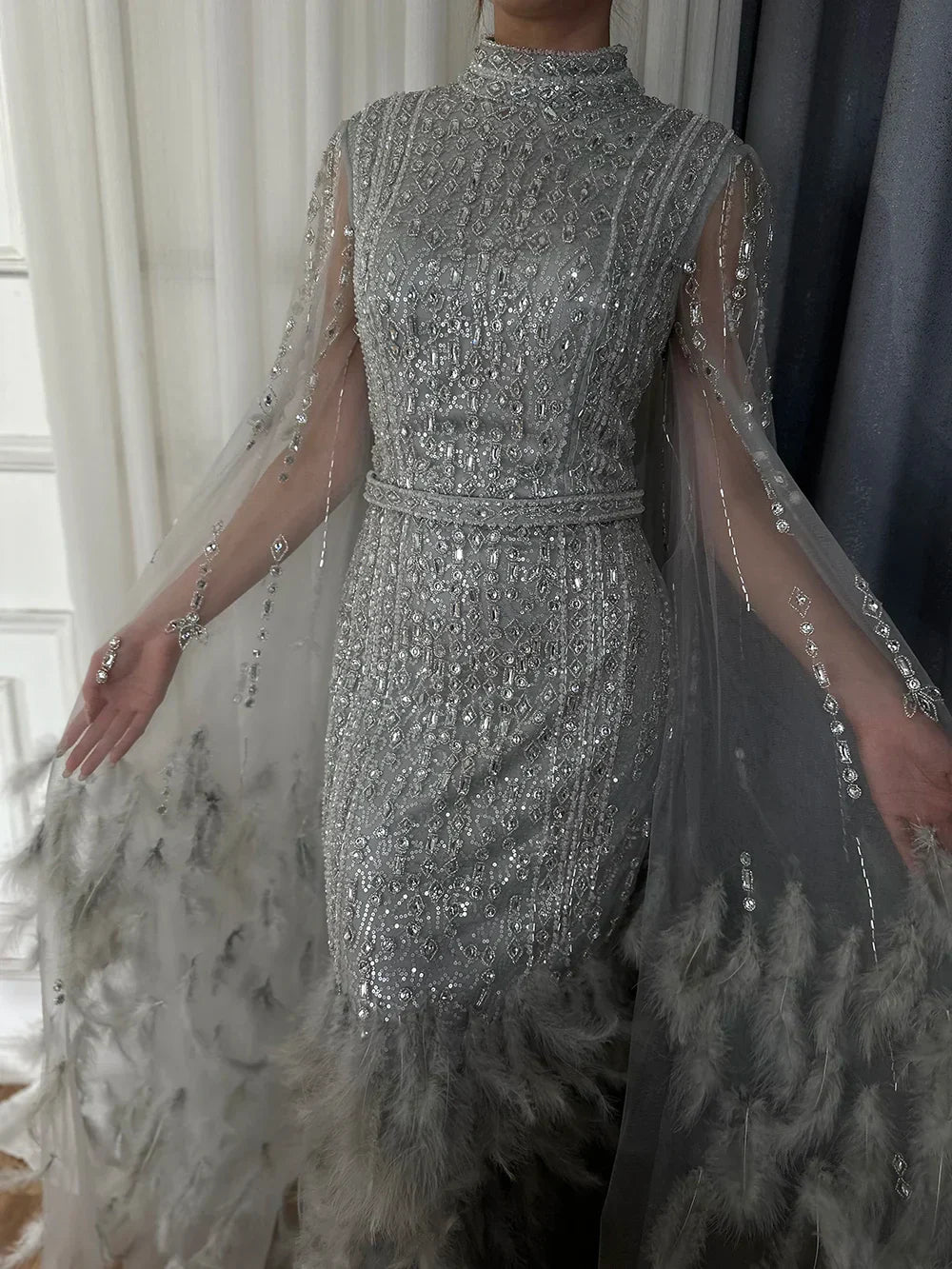 Vestido de noche largo hasta el tobillo con mangas de capa de sirena gris plata 2025, plumas y cuentas, ideal para ocasiones formales LA72747 