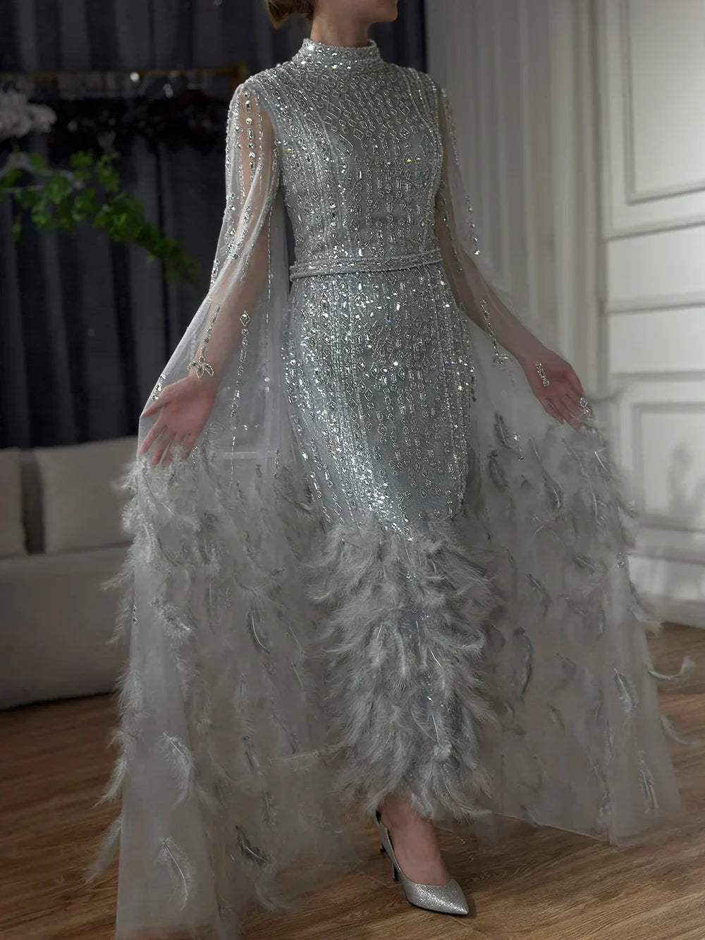 Vestido de noche largo hasta el tobillo con mangas de capa de sirena gris plata 2025, plumas y cuentas, ideal para ocasiones formales LA72747 