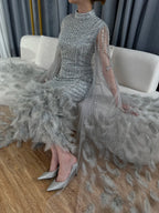 Vestido de noche largo hasta el tobillo con mangas de capa de sirena gris plata 2025, plumas y cuentas, ideal para ocasiones formales LA72747 