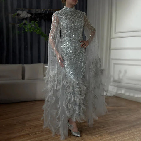 Robe de soirée sirène gris argenté 2025, manches cape, plumes, perles, longueur cheville, pour une occasion formelle, LA72747 
