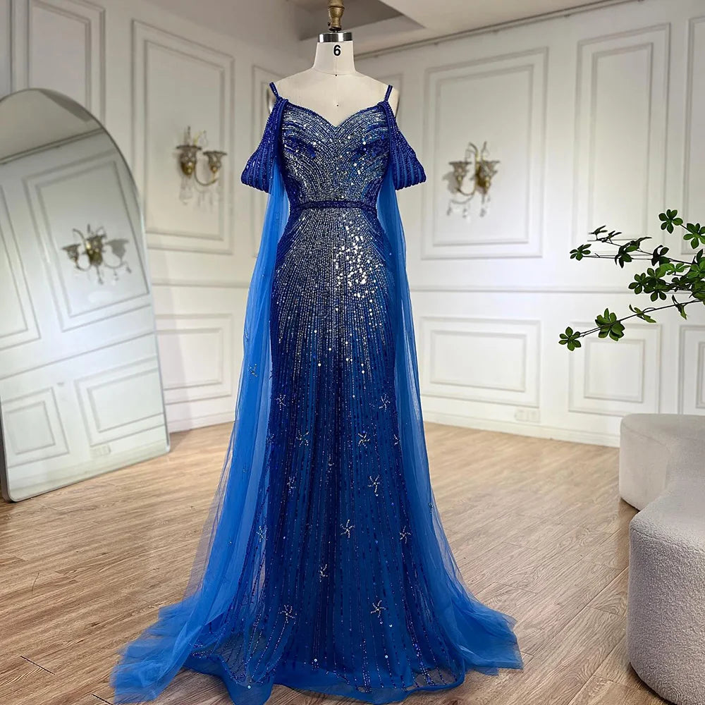 Vestido de noche de lujo estilo sirena azul con tirantes finos y mangas tipo capa, ideal para ocasiones formales (modelo 2025). Fabricado en Arabia Saudita (LA72707). 