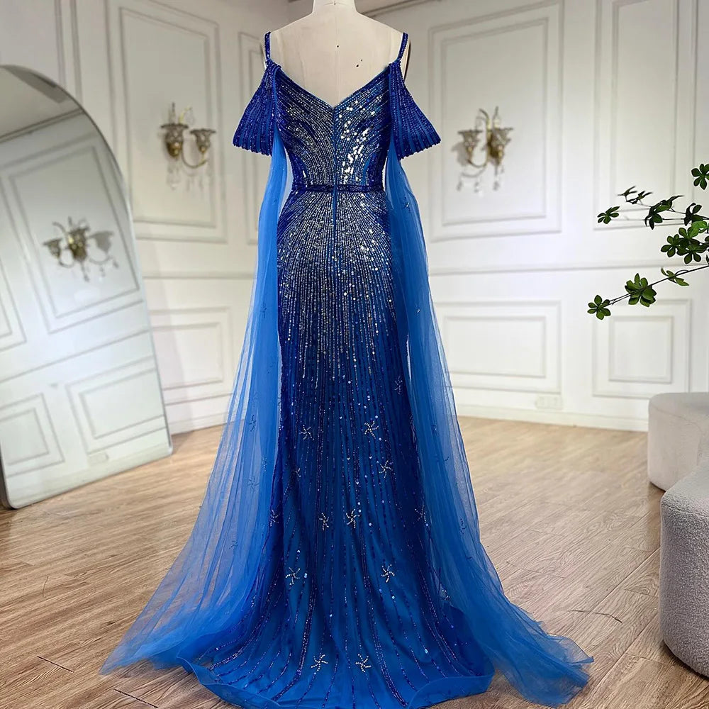 Vestido de noche de lujo estilo sirena azul con tirantes finos y mangas tipo capa, ideal para ocasiones formales (modelo 2025). Fabricado en Arabia Saudita (LA72707). 