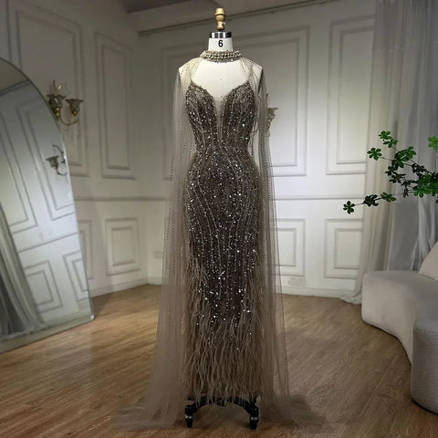 Vestidos de fiesta de boda estilo sirena color blanco nude con plumas y mangas tipo capa de lujo (modelo LA72047A) 