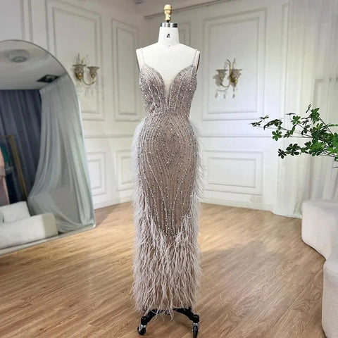 Vestidos de fiesta de boda estilo sirena color blanco nude con plumas y mangas tipo capa de lujo (modelo LA72047A) 