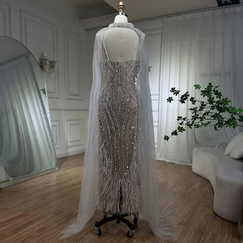 Vestidos de fiesta de boda estilo sirena color blanco nude con plumas y mangas tipo capa de lujo (modelo LA72047A) 