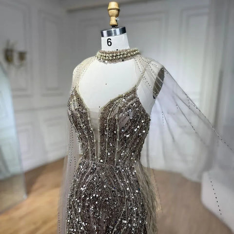 Vestidos de fiesta de boda estilo sirena color blanco nude con plumas y mangas tipo capa de lujo (modelo LA72047A) 