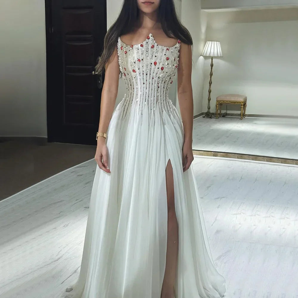 Vestido de noche de lujo blanco sin tirantes de Dubái 2025 con doble abertura frontal y perlas para fiesta de mujer LA72667 