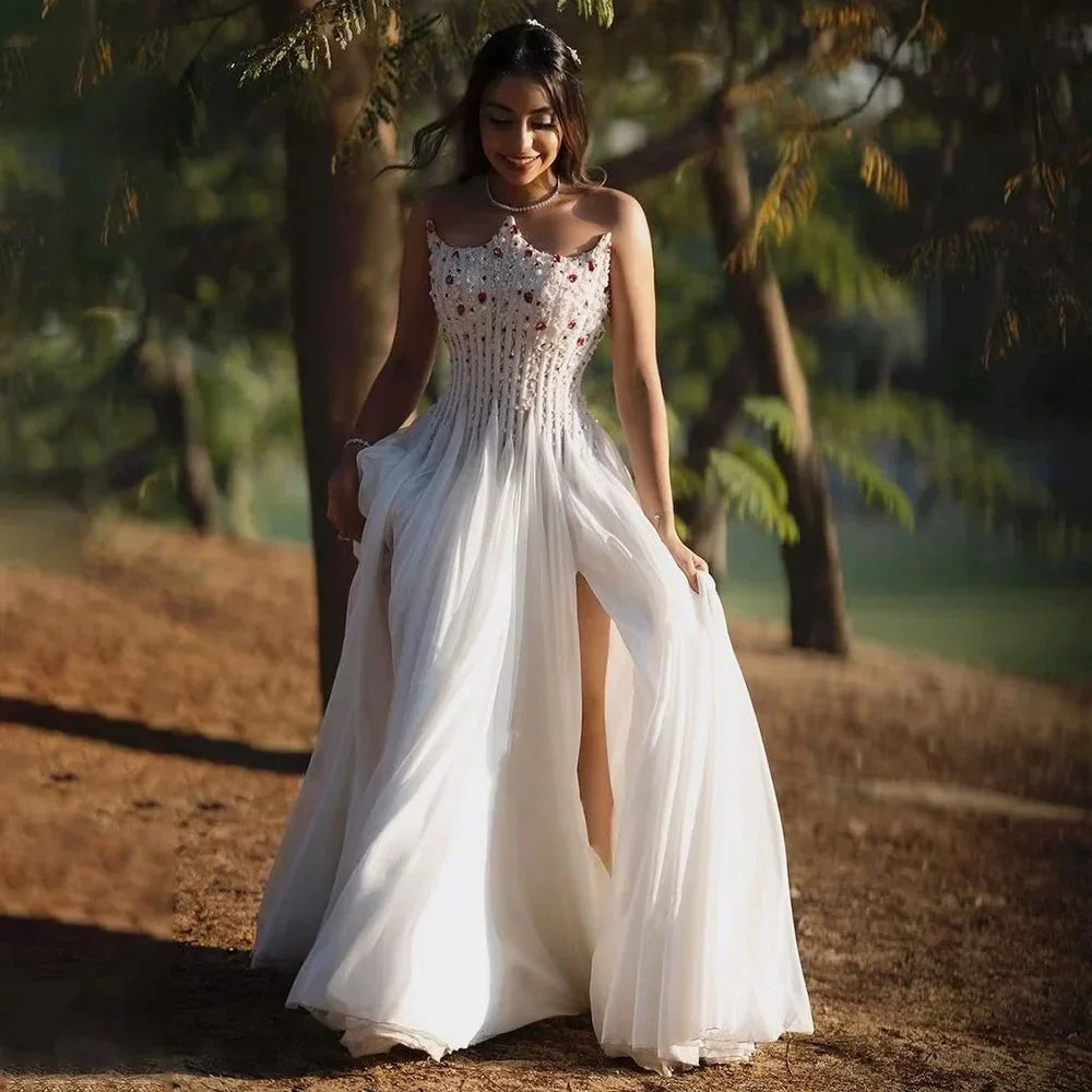 Vestido de noche de lujo blanco sin tirantes de Dubái 2025 con doble abertura frontal y perlas para fiesta de mujer LA72667 