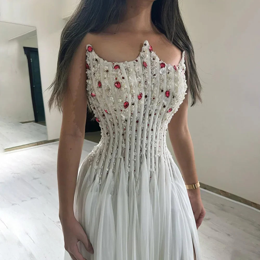 Vestido de noche de lujo blanco sin tirantes de Dubái 2025 con doble abertura frontal y perlas para fiesta de mujer LA72667 
