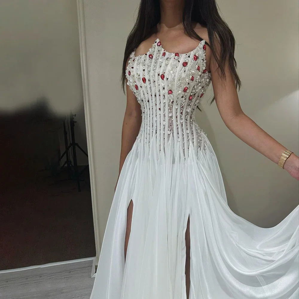 Vestido de noche de lujo blanco sin tirantes de Dubái 2025 con doble abertura frontal y perlas para fiesta de mujer LA72667 