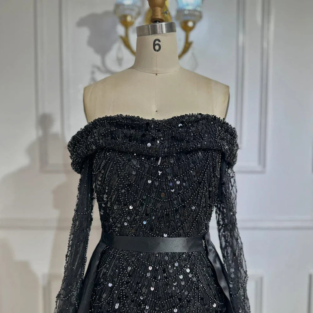 Vestido de noche negro con corsé de hombros descubiertos y cuentas, con sobrefalda de satén desmontable, ideal para ocasiones formales (LA72254B) 