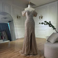 Vestido de noche árabe plateado color nude estilo sirena con cuentas y abertura, ideal para ocasiones formales (modelo LA72481A). 
