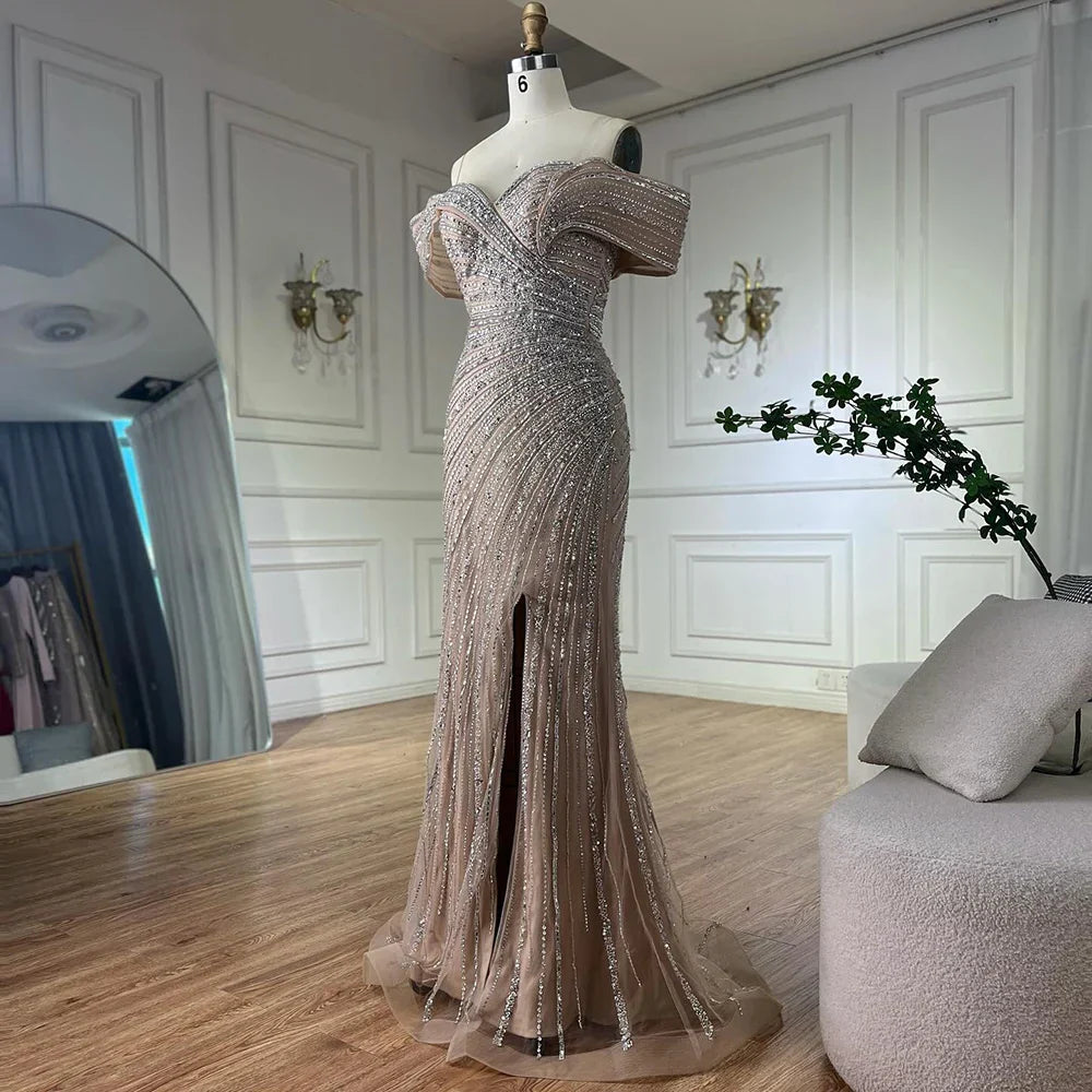 Vestido de noche árabe plateado color nude estilo sirena con cuentas y abertura, ideal para ocasiones formales (modelo LA72481A). 