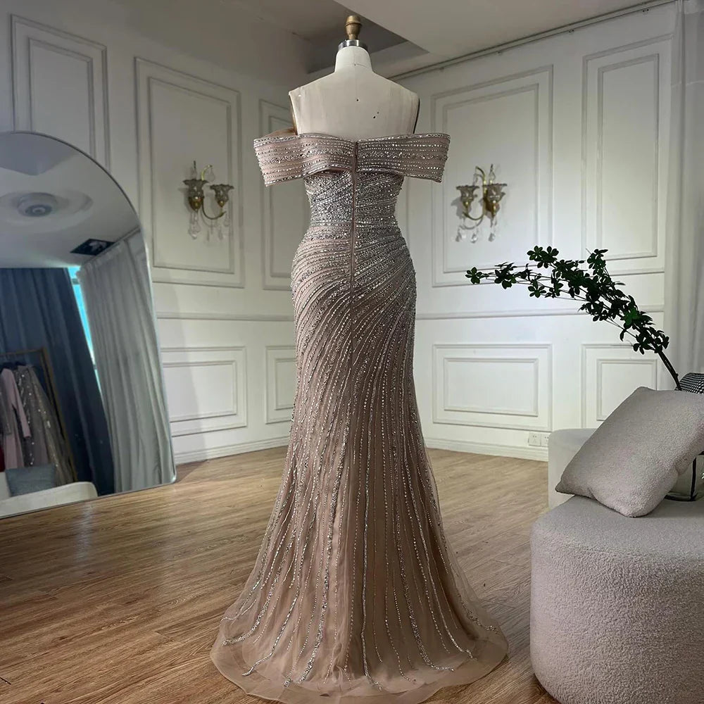 Vestido de noche árabe plateado color nude estilo sirena con cuentas y abertura, ideal para ocasiones formales (modelo LA72481A). 