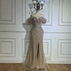 Vestido de noche árabe plateado color nude estilo sirena con cuentas y abertura, ideal para ocasiones formales (modelo LA72481A). 