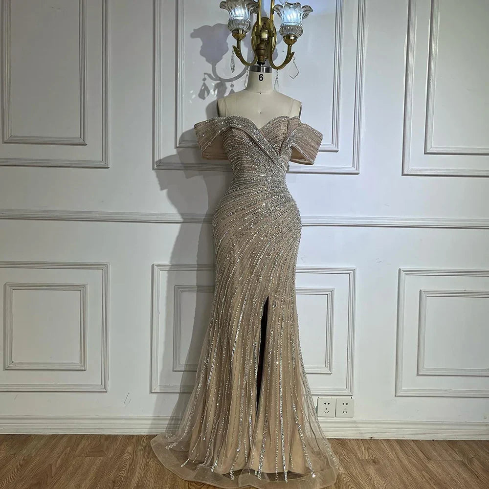 Vestido de noche árabe plateado color nude estilo sirena con cuentas y abertura, ideal para ocasiones formales (modelo LA72481A). 