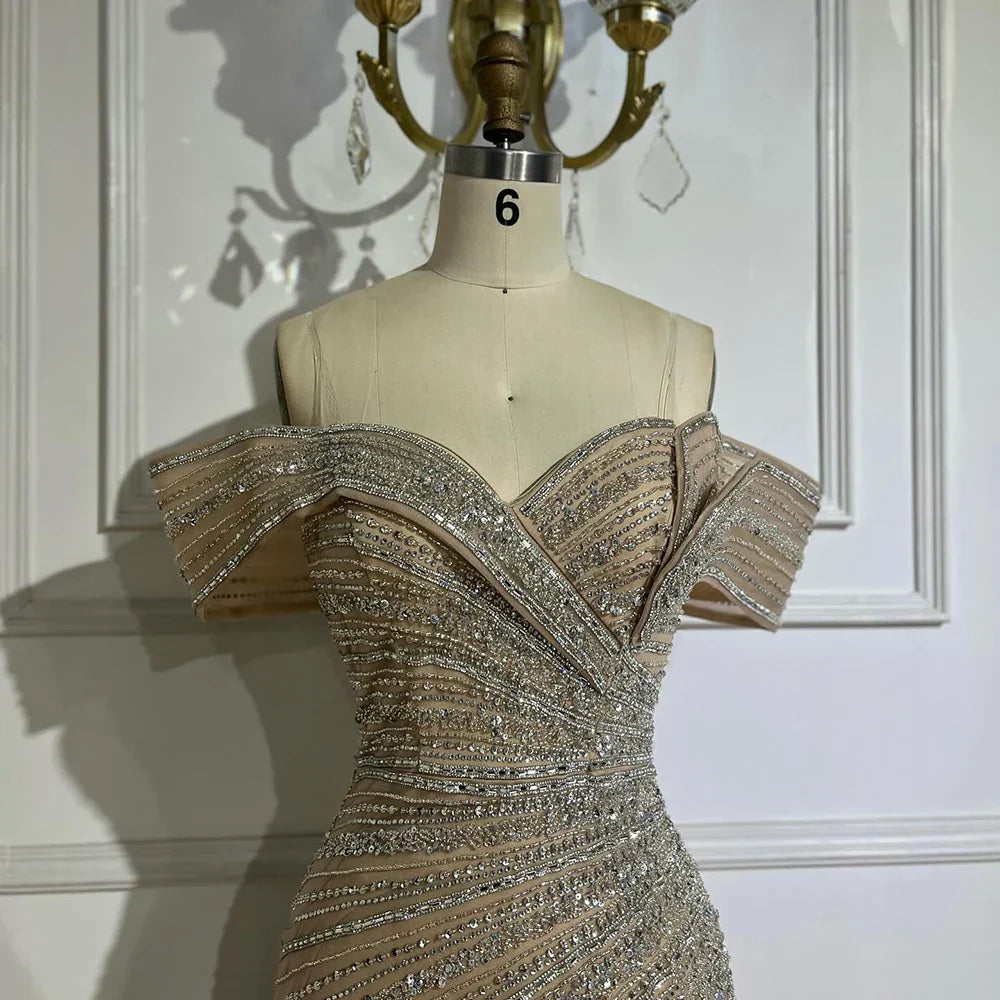 Vestido de noche árabe plateado color nude estilo sirena con cuentas y abertura, ideal para ocasiones formales (modelo LA72481A). 