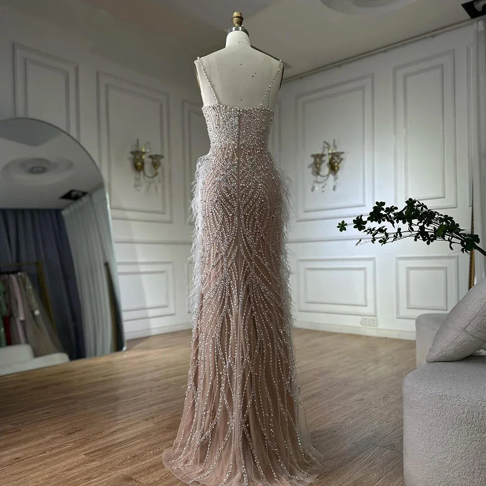 Vestido de noche de sirena con tirantes finos, plumas y cuentas, color blanco nude, estilo árabe, ideal para ocasiones formales (LA72823) 