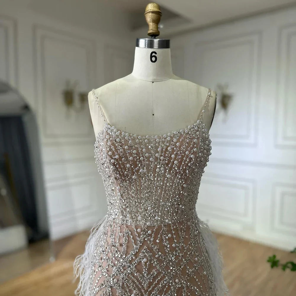 Vestido de noche de sirena con tirantes finos, plumas y cuentas, color blanco nude, estilo árabe, ideal para ocasiones formales (LA72823) 