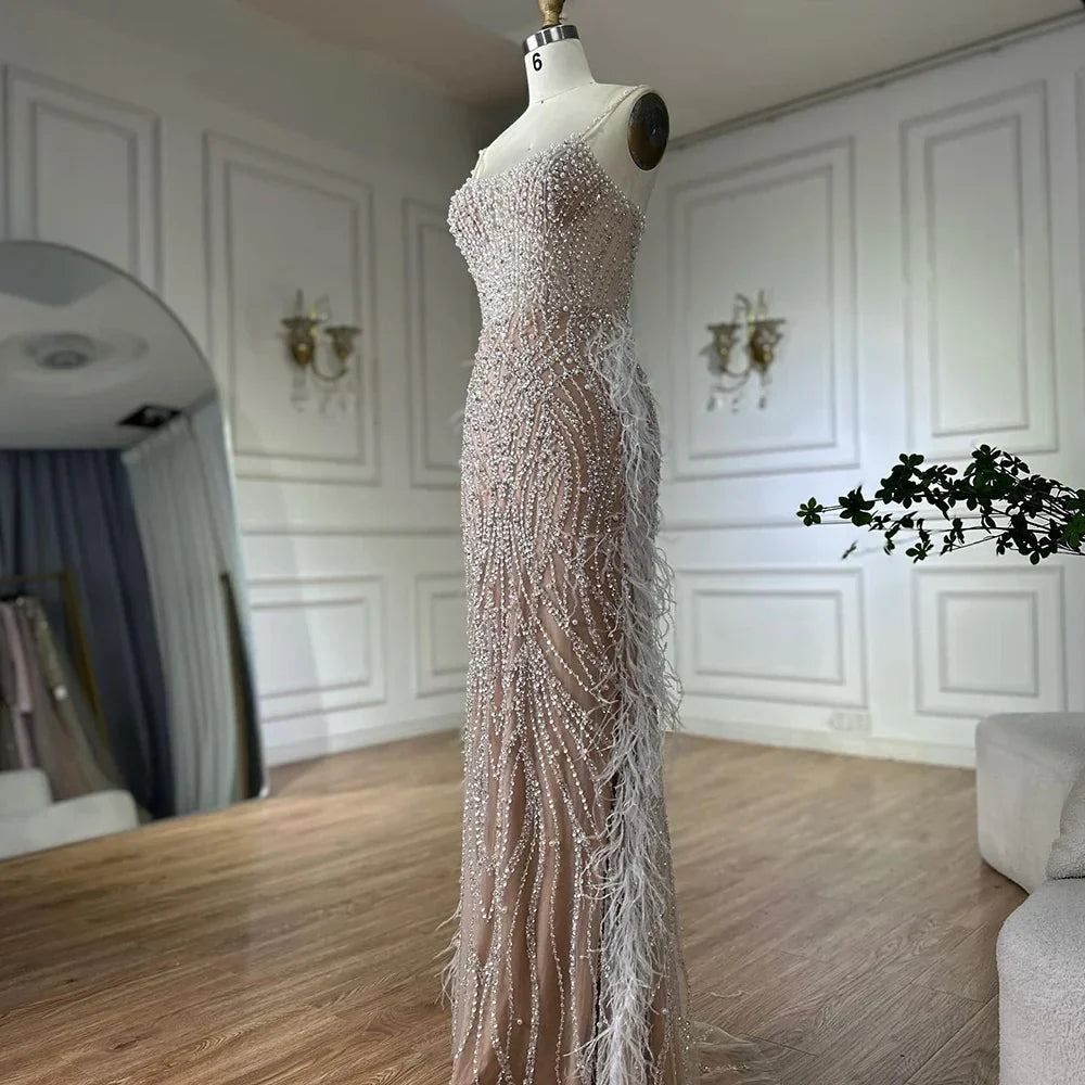 Vestido de noche de sirena con tirantes finos, plumas y cuentas, color blanco nude, estilo árabe, ideal para ocasiones formales (LA72823) 