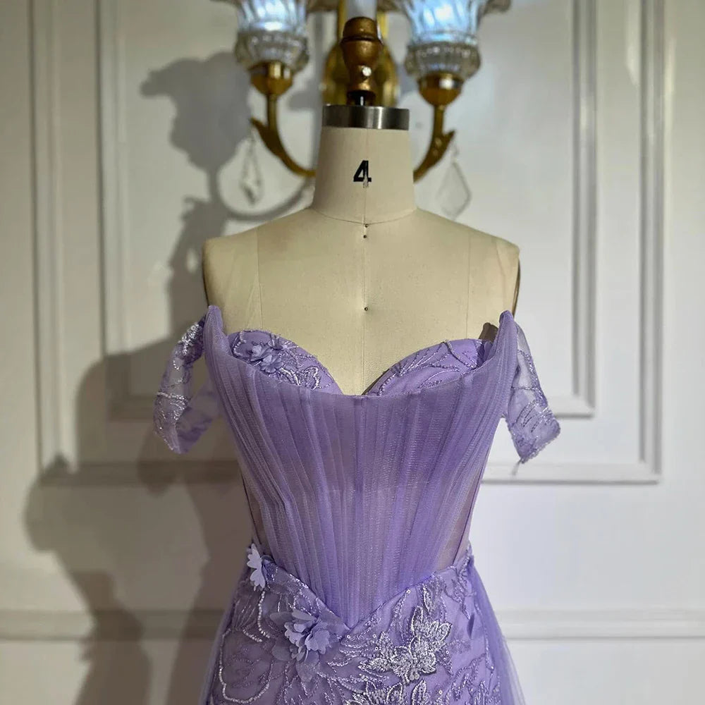 Vestido de noche saudí de tul con corsé, hombros descubiertos, escote asimétrico y abertura alta, color lila, modelo LA72874 (2025) 