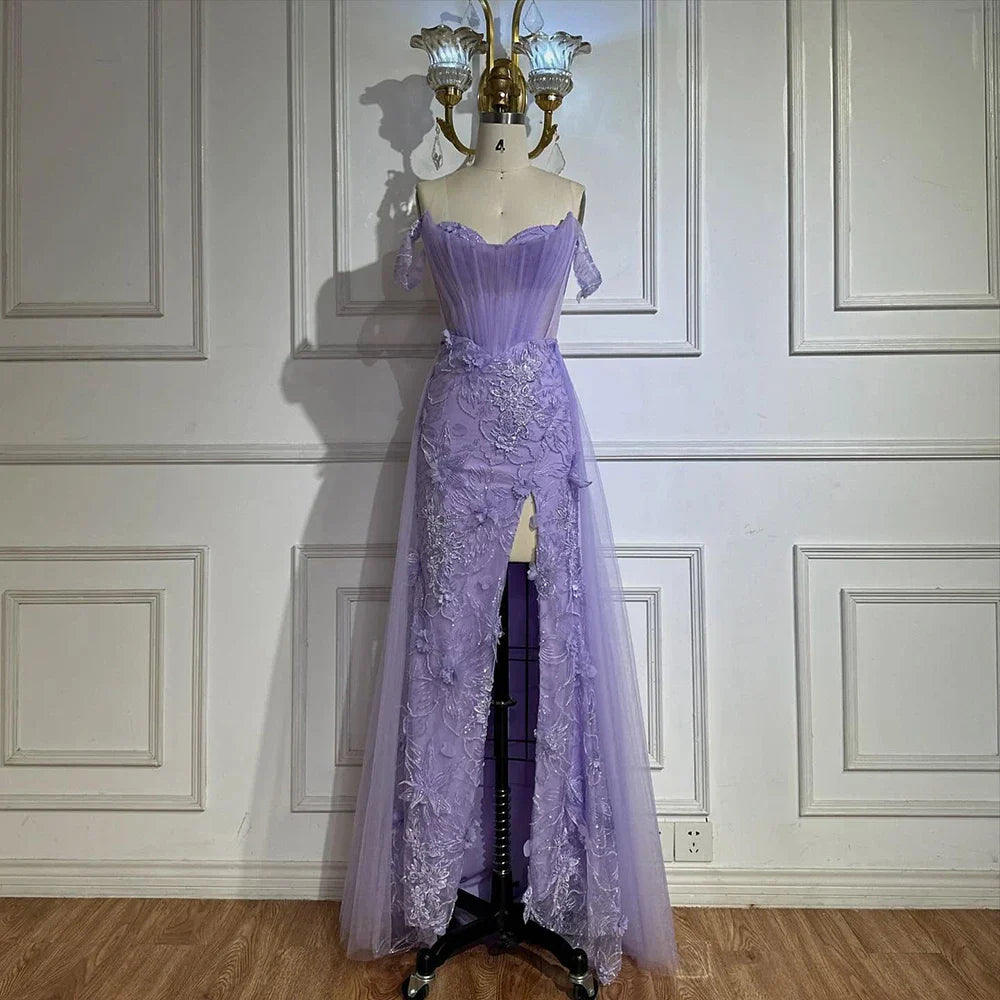 Vestido de noche saudí de tul con corsé, hombros descubiertos, escote asimétrico y abertura alta, color lila, modelo LA72874 (2025) 