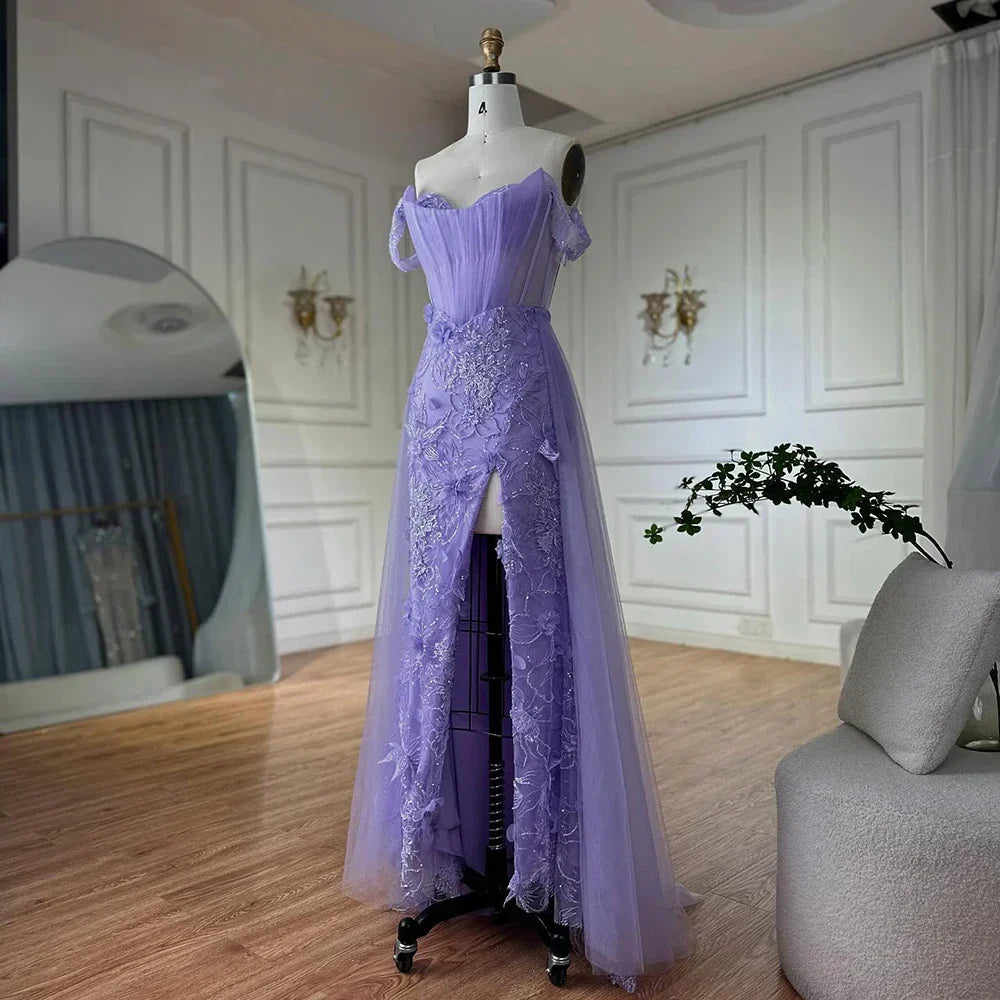 Vestido de noche saudí de tul con corsé, hombros descubiertos, escote asimétrico y abertura alta, color lila, modelo LA72874 (2025) 