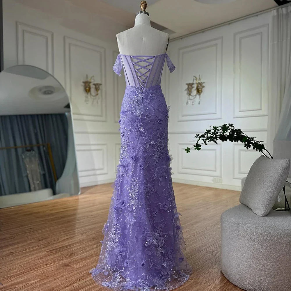 Vestido de noche saudí de tul con corsé, hombros descubiertos, escote asimétrico y abertura alta, color lila, modelo LA72874 (2025) 