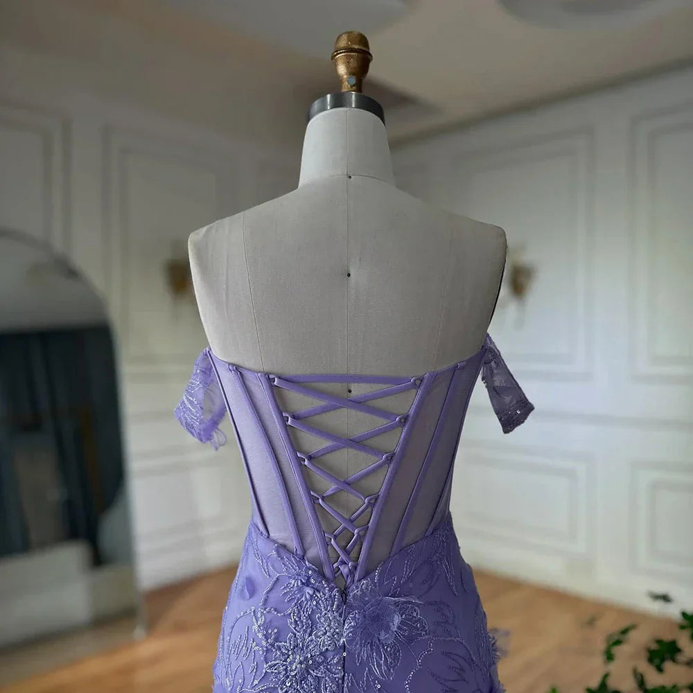 Vestido de noche saudí de tul con corsé, hombros descubiertos, escote asimétrico y abertura alta, color lila, modelo LA72874 (2025) 