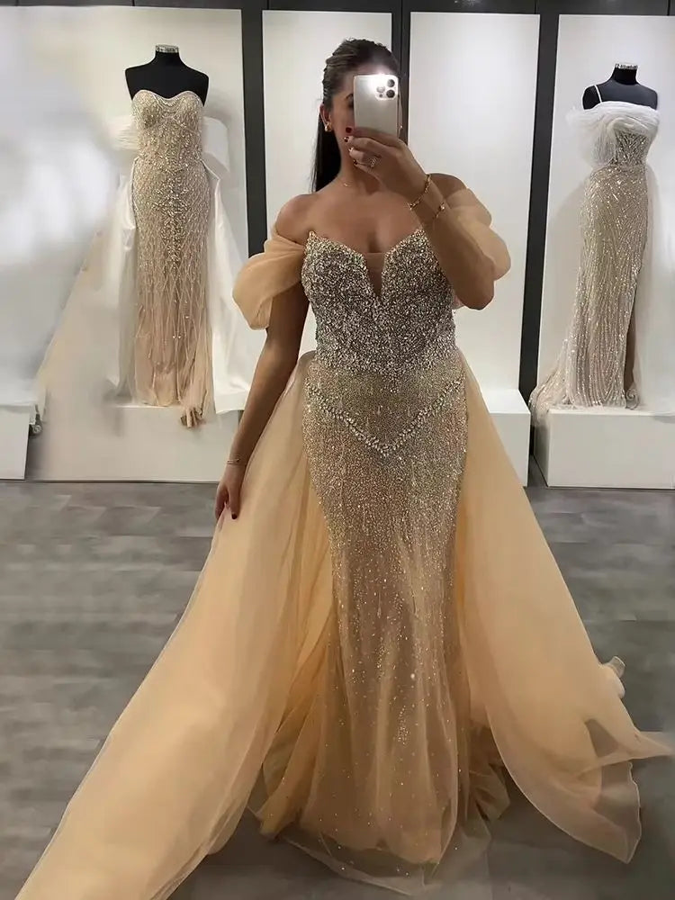 Vestido de noche saudí de sirena con hombros descubiertos, color nude, con cuentas y sobrefalda para ocasiones formales LA72879 