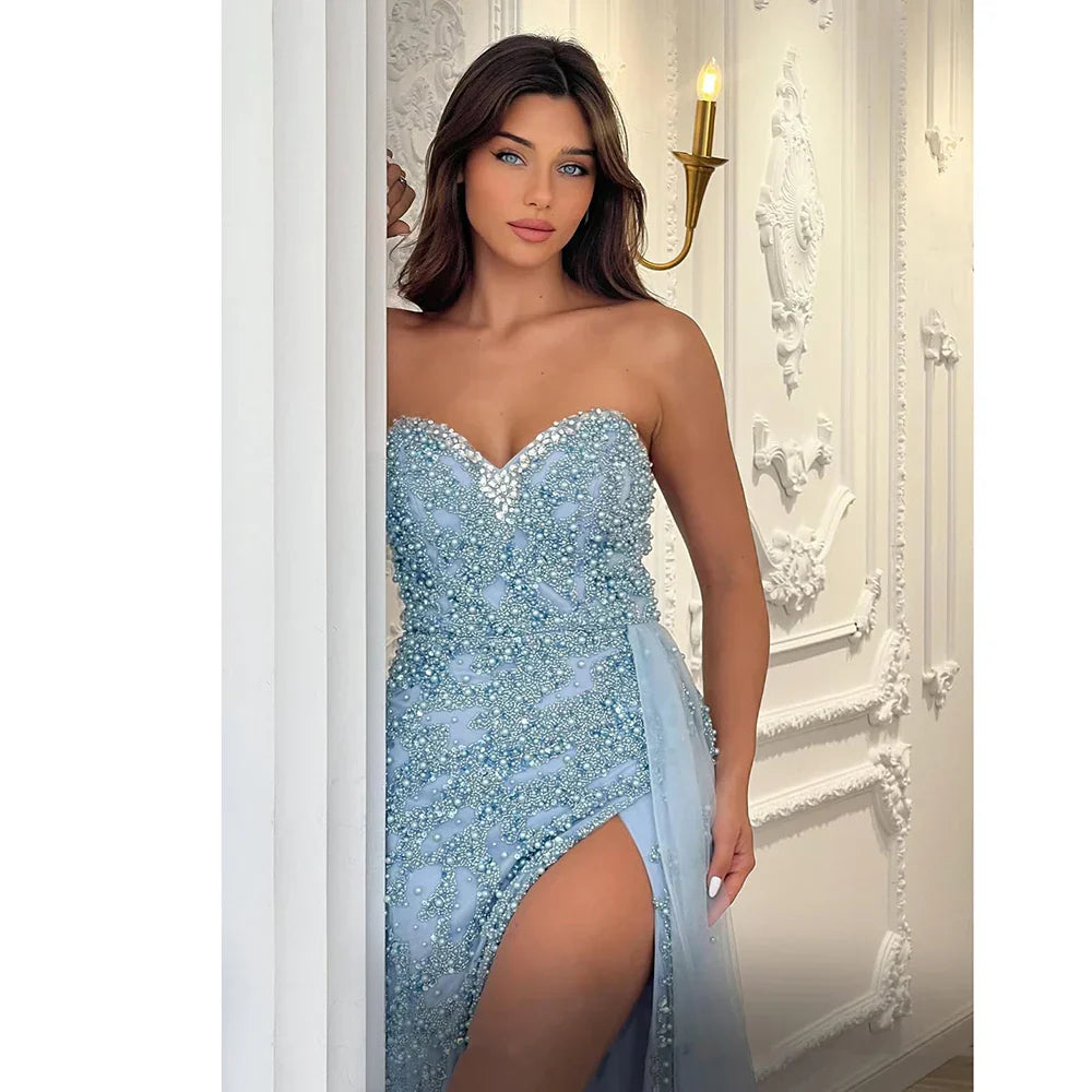 Vestido de noche saudí para ocasiones formales, elegante vestido azul con cuentas y abertura, modelo LA72877 (2025) 