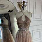 Vestido de noche de corte A, tul con cuentas y escote halter color caramelo, estilo árabe saudí, modelo LA72863 (2025)