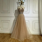 Vestido de noche de corte A, tul con cuentas y escote halter color caramelo, estilo árabe saudí, modelo LA72863 (2025)