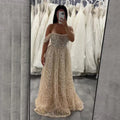 Vestido de noche corte A, color nude, con hombros descubiertos y diseño con perlas para ocasiones formales (LA72738A)