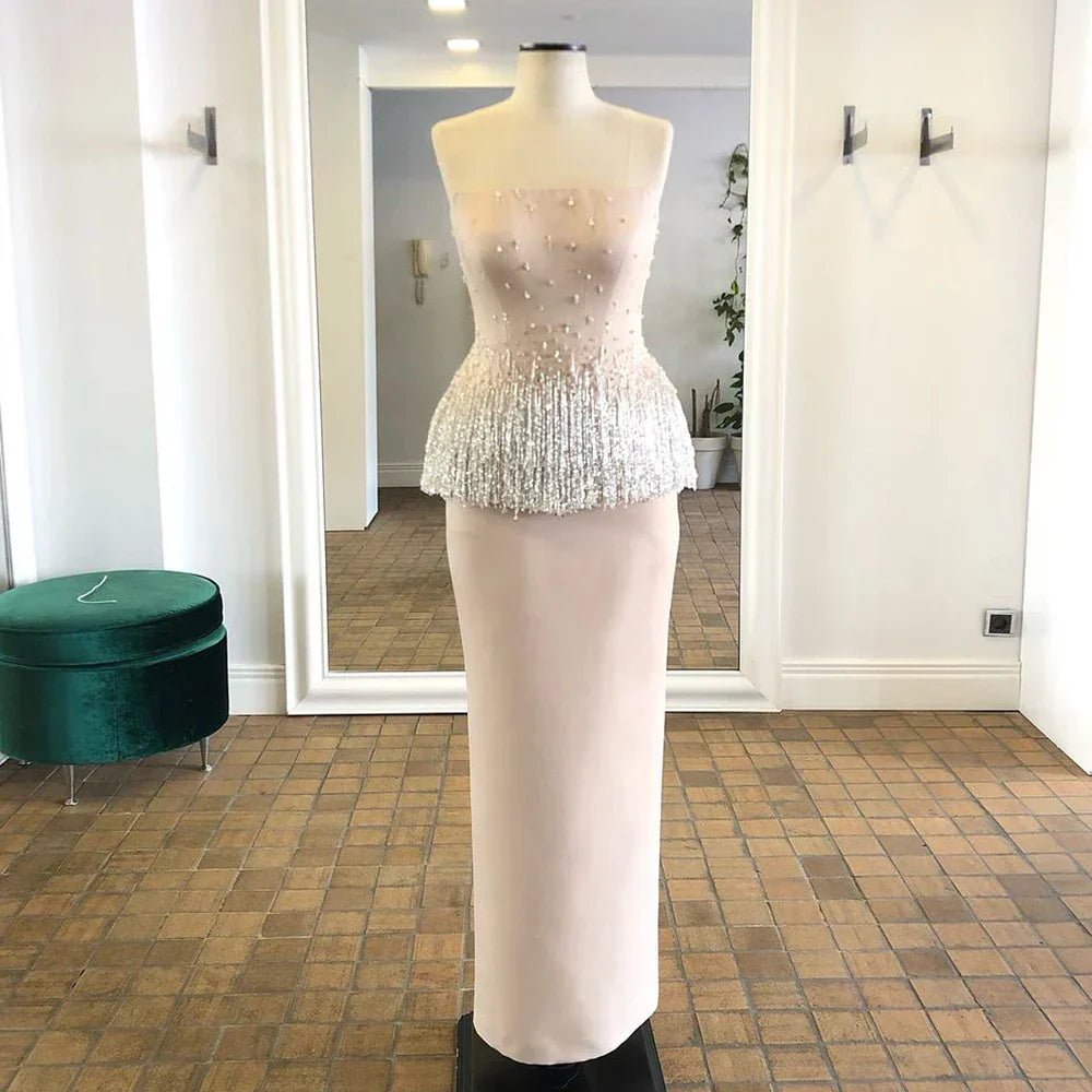 Vestido de noche árabe de sirena sin tirantes, color rosa nude, con borlas y cuentas, estilo saudí, modelo LA72804 (2025) 