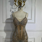 Vestido de noche de sirena con tirantes finos y cuentas plateadas color nude, modelo LA72803, ideal para ocasiones formales (2025). 