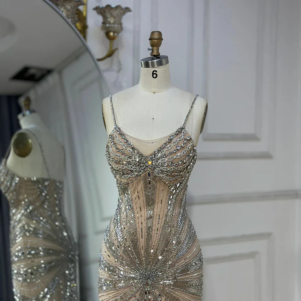 Vestido de noche de sirena con tirantes finos y cuentas plateadas color nude, modelo LA72803, ideal para ocasiones formales (2025). 