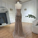 Vestido de noche de sirena con tirantes finos y cuentas plateadas color nude, modelo LA72803, ideal para ocasiones formales (2025). 