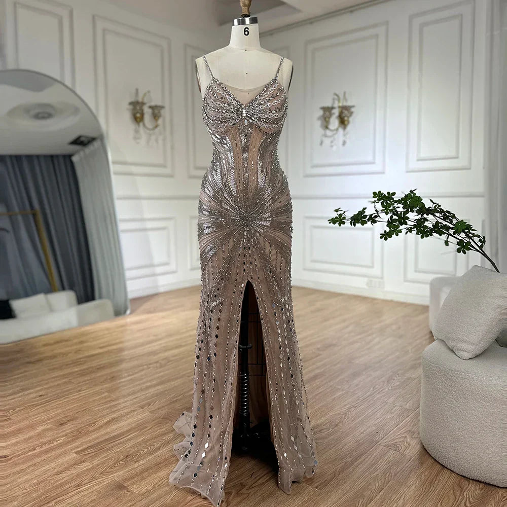 Vestido de noche de sirena con tirantes finos y cuentas plateadas color nude, modelo LA72803, ideal para ocasiones formales (2025). 
