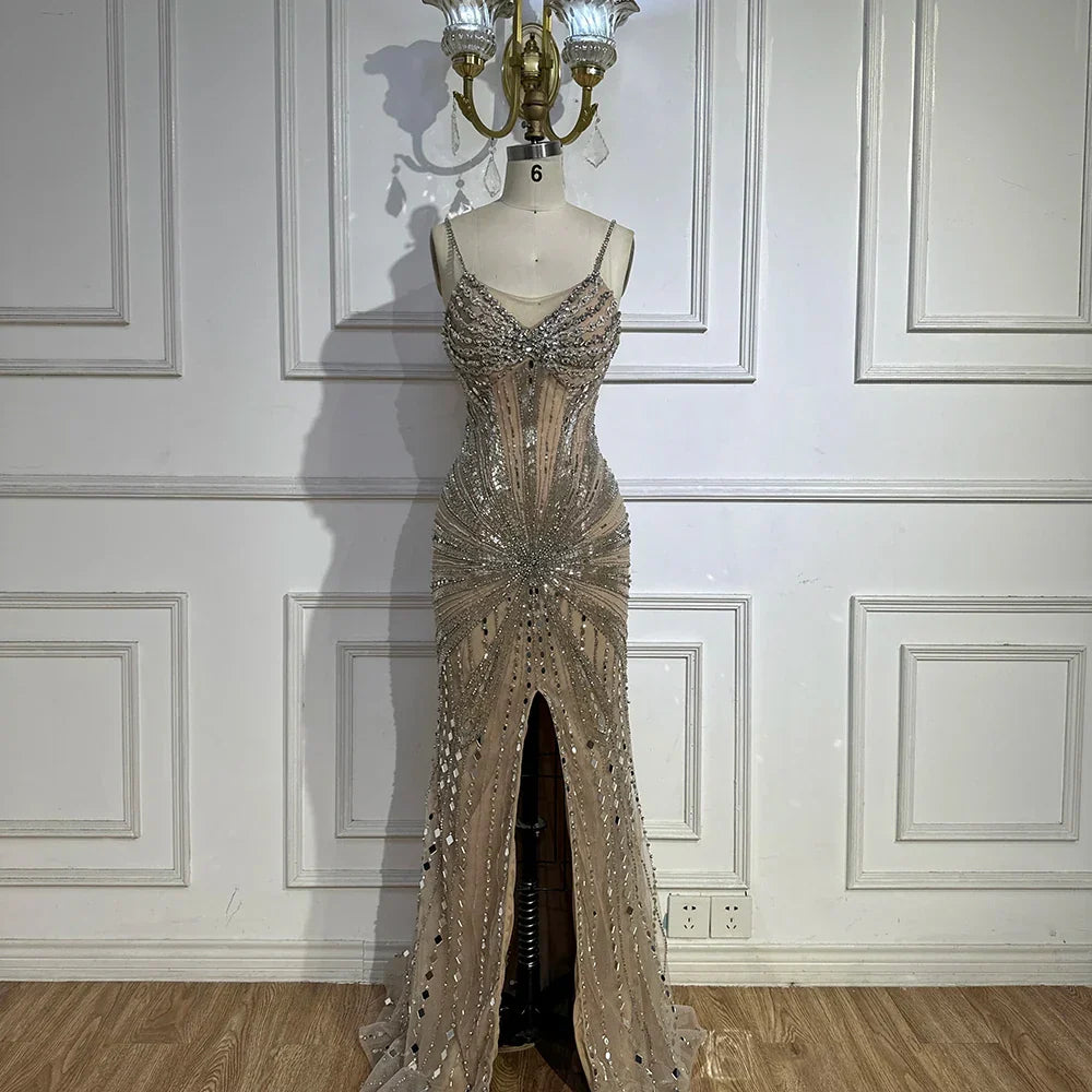 Vestido de noche de sirena con tirantes finos y cuentas plateadas color nude, modelo LA72803, ideal para ocasiones formales (2025). 