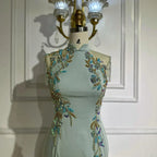 Vestido de noche de satén con borlas y cuentas estilo sirena, modelo LA72797B de Saudi Mint (2025). Ideal para ocasiones formales. 