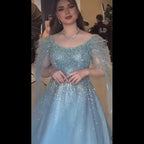 Vestido de noche de lujo saudí, corte A, estilo árabe, con plumas, mangas tipo capa y cuentas. Ideal para ocasiones formales. Modelo LA71782A (2025). 
