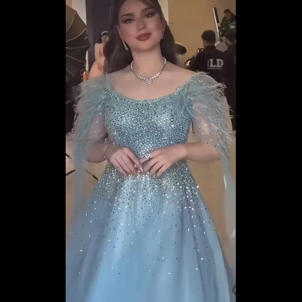 Vestido de noche de lujo saudí, corte A, estilo árabe, con plumas, mangas tipo capa y cuentas. Ideal para ocasiones formales. Modelo LA71782A (2025). 