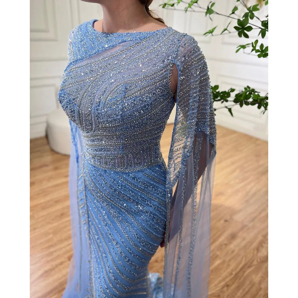 Vestido de noche elegante de sirena azul árabe con mangas tipo capa, abertura y cuentas, ideal para bodas y fiestas (2025) LA72084 