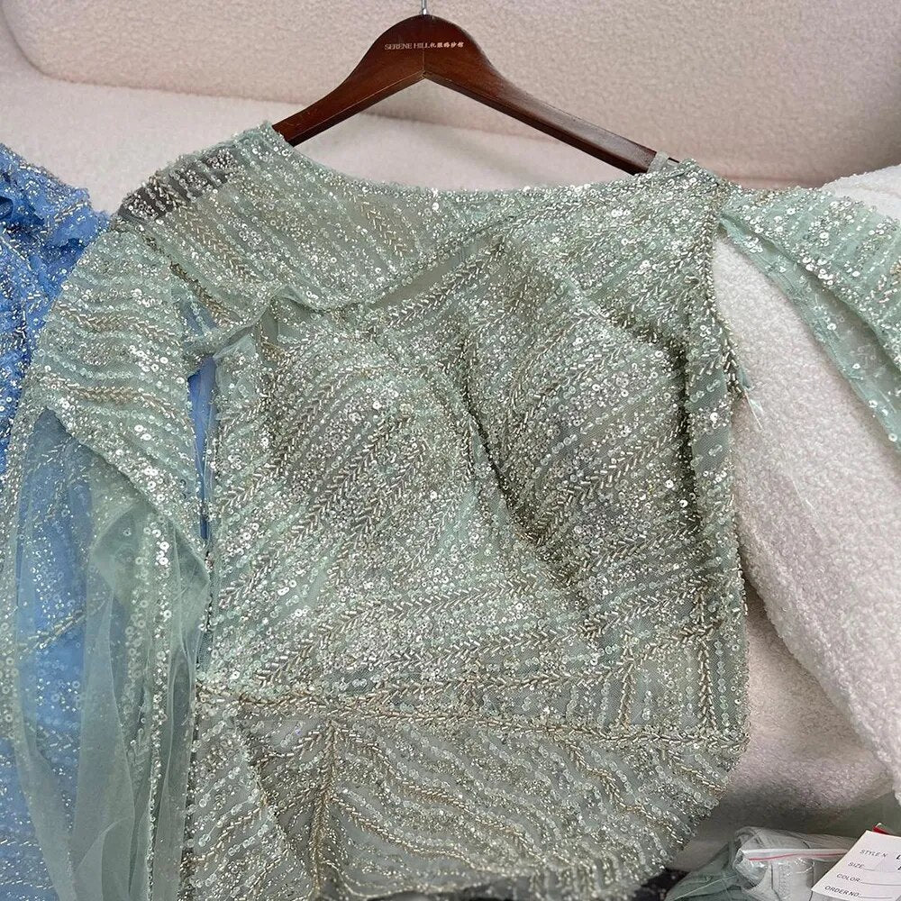 Vestido de noche elegante de sirena azul árabe con mangas tipo capa, abertura y cuentas, ideal para bodas y fiestas (2025) LA72084 