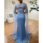 Vestido de noche elegante de sirena azul árabe con mangas tipo capa, abertura y cuentas, ideal para bodas y fiestas (2025) LA72084 